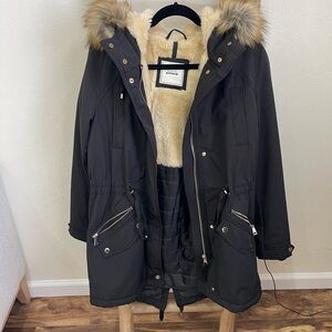 Stylish Black Winter Coat with Faux Fur Hood